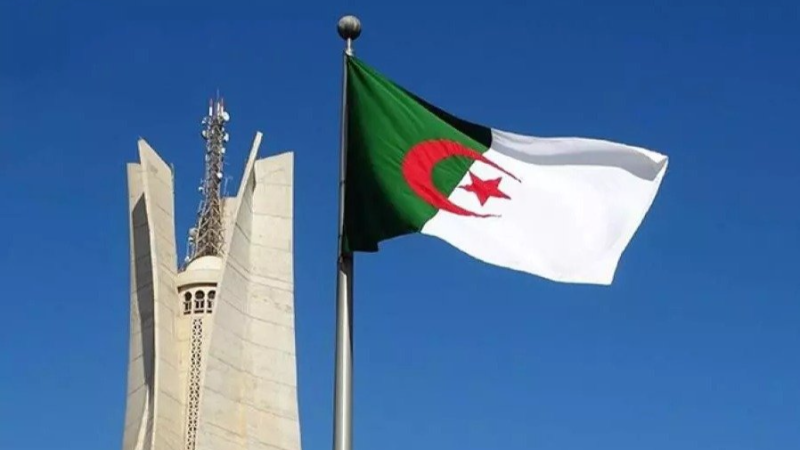 الجزائر تطرد 12 موظفًا بالسفارة الفرنسية ردًّا على إيقاف أحد قنصليها