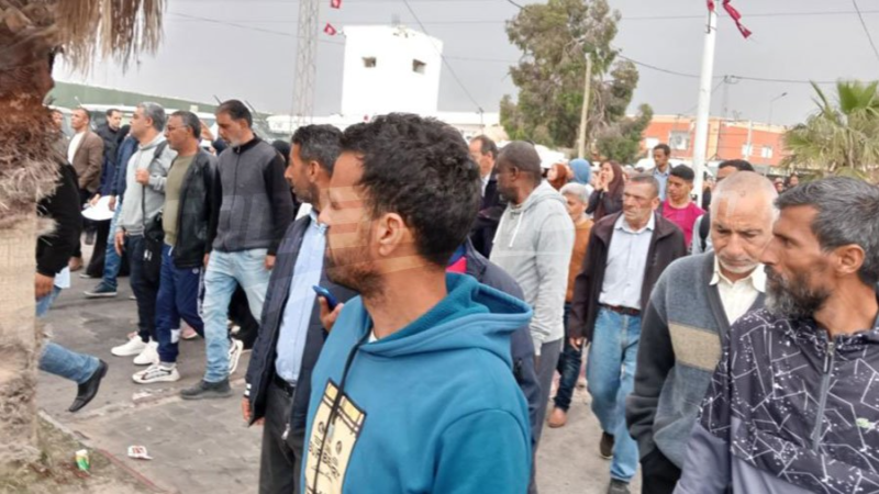 مسيرات سلمية في المزونة .. والأهالي يدعوون الرئيس لزيارتهم