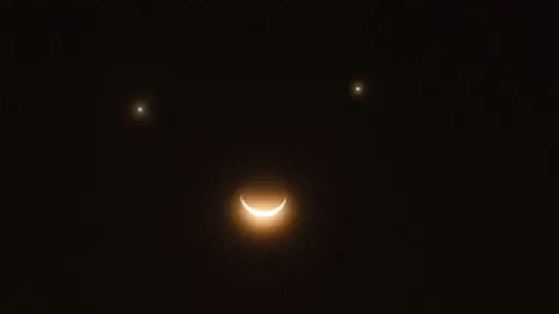 الابتسامة السماوية'.. ظاهرة فلكية نادرة ...