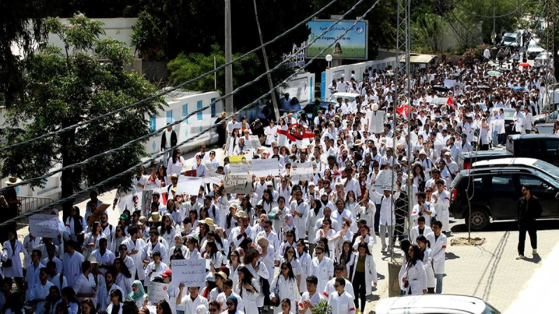 منظّمة الأطباء الشبان تُلوّح بإضراب وطني ومقاطعة التربصات