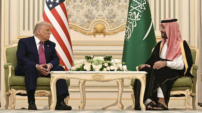 حظي باستقبال ملكي..ترامب يمنّي النفس بالعودة بـ'شيكات كثيرة' من الرياض