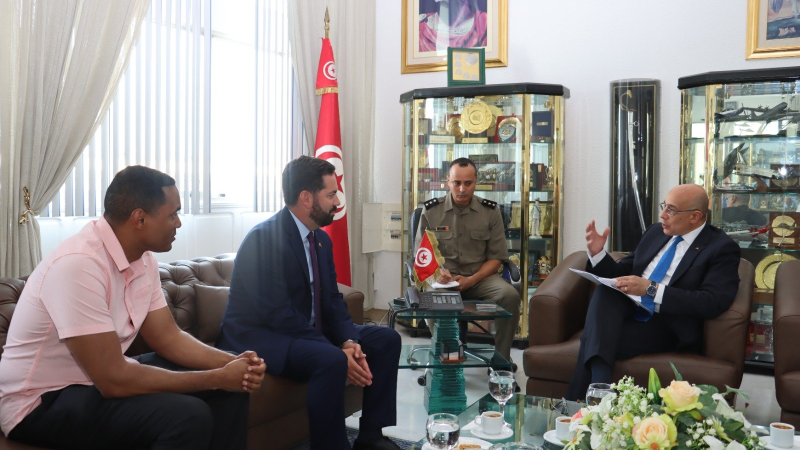 تطوير التعاون العسكري في لقاء وزير الدفاع ووفد من الكونغرس الأمريكي