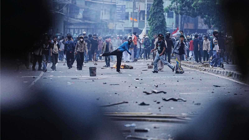 أندونيسيا: قتلى وجرحى بعد إضرام محتجّين النار في مبنى برلمان