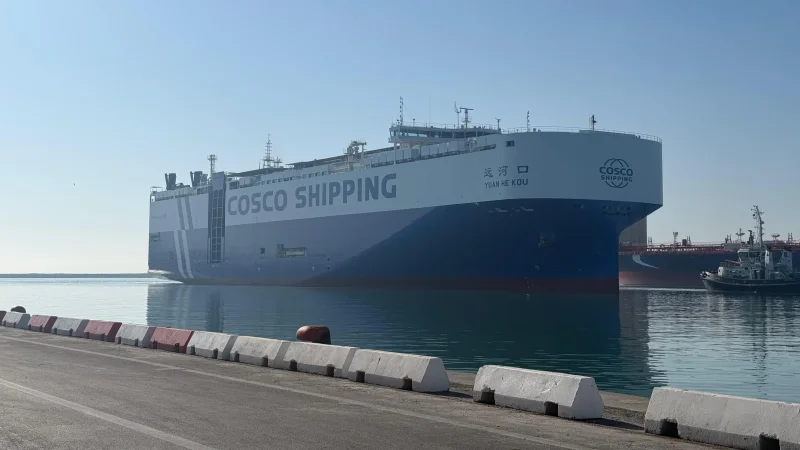 باخرة مخصصة لنقل الحافلات