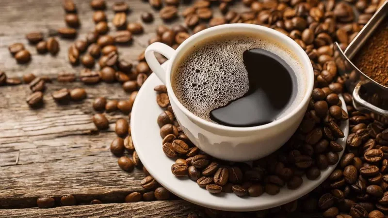 القهوة لا تمنحك اليقظة فقط.. فكم فنجانًا تحتاج؟
