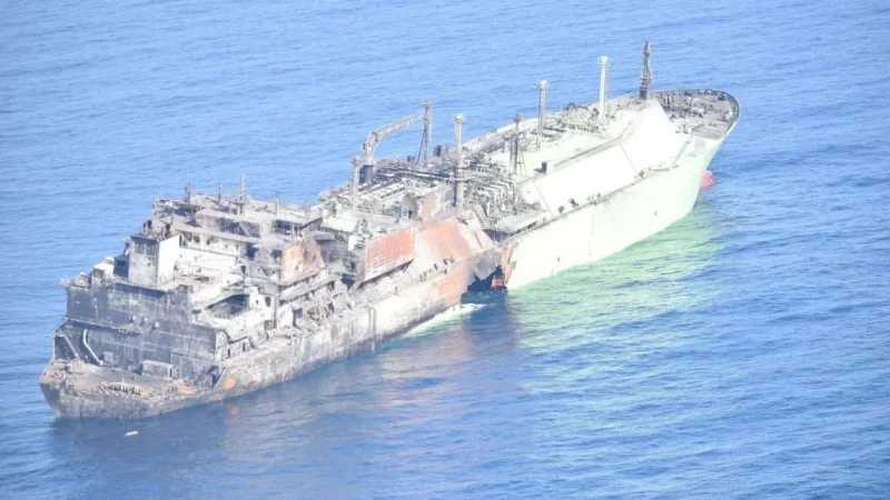 ليبيا تبدأ عمليات سحب ناقلة الغاز الروسية المُتضرّرة