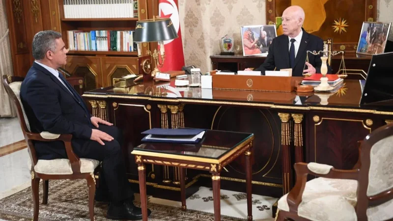 رئيس الجمهورية ينتقد 'اختفاء المعدات' ويطالب بالتحرّك لرفع الفضلات