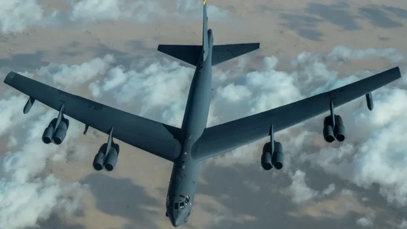 ذات الضربات بعيدة المدى جاهزة.. B-52 الأمريكية تصل قاعدة فير فورد
