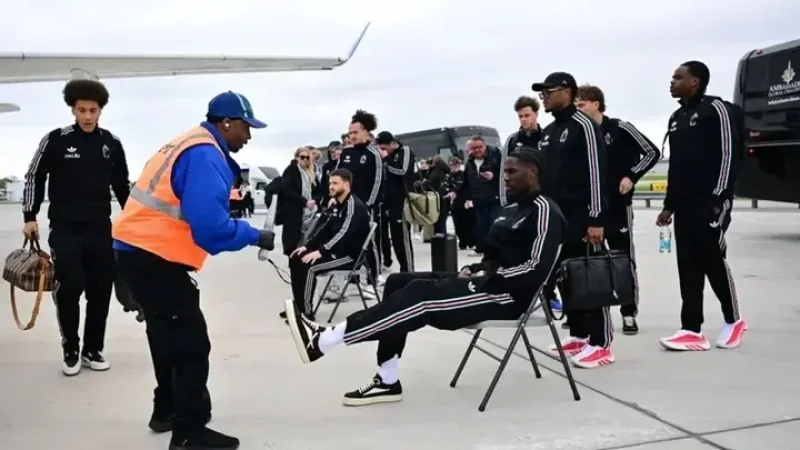 قبل المونديال.. أمريكا تفتش لاعبي بلجيكا في مدرج المطار!