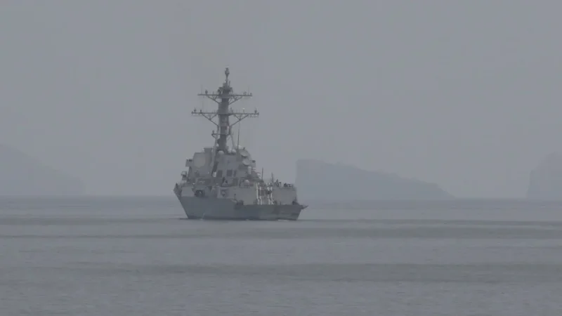 القيادة المركزية الأمريكية: سفينتان حربيتان تعبران هرمز لإزالة الألغام