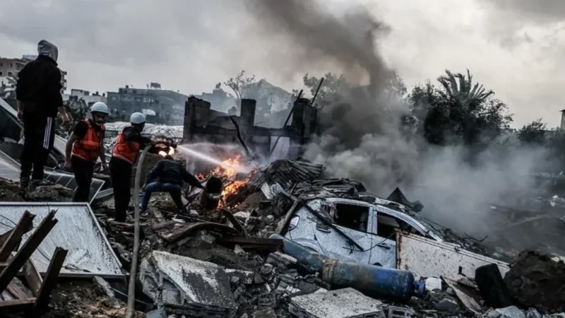 شهداء من بينهم طفل في قصف استهدف سيارة بغزة