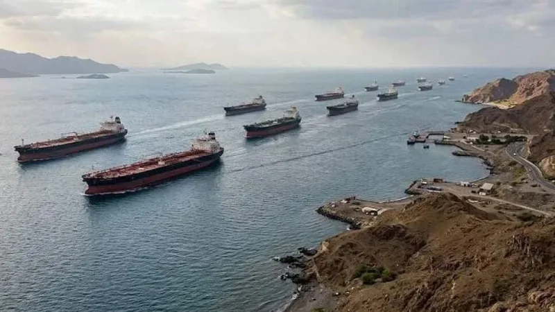 على متن 2000 سفينة.. 20 ألف بحار عالقون بمضيق هرمز