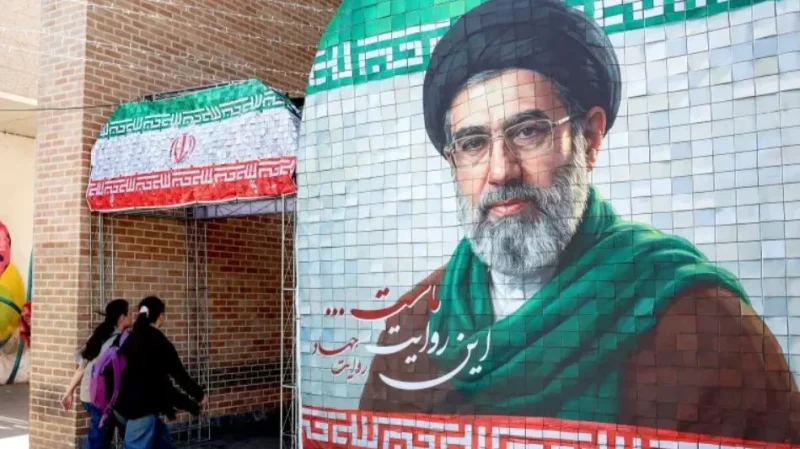 جرح خلف الأذن ولا مشاكل صحية: مسؤول إيراني يكشف تفاصيل إصابة خامنئي