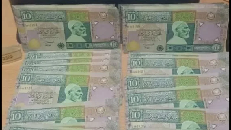 معبر ذهيبة: الديوانة تحجز 400 ورقة من العملة الليبية القديمة