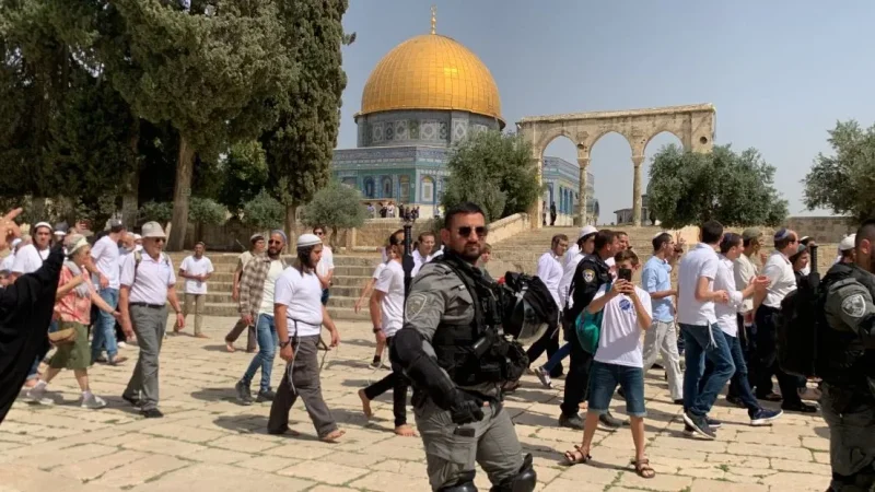 الأقصى تحت الاحتلال: صلوات تلمودية في الباحات وحواجز تمنع أصحاب الأرض