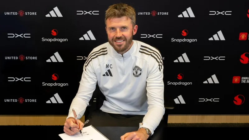 Michael Carrick garde les rênes de Manchester United