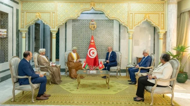وزير الخارجية يلتقي سفير سلطنة عمان بتونس