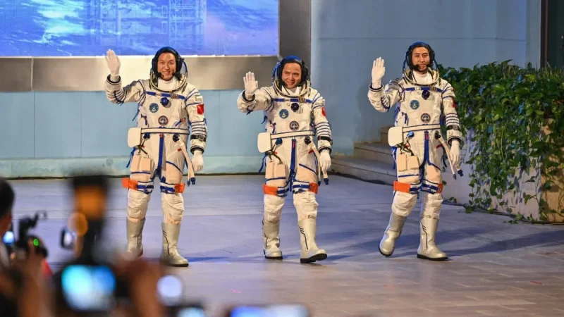 الصين ترسل رائد فضاء في مهمة لعام كامل