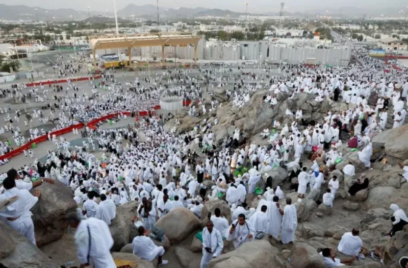 حجاج بيت الله الحرام يتوافدون على مشعر عرفات