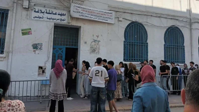 دموع.. دعاء وانتظار: اليوم الأول للباك بعيون الأولياء والمترشحين