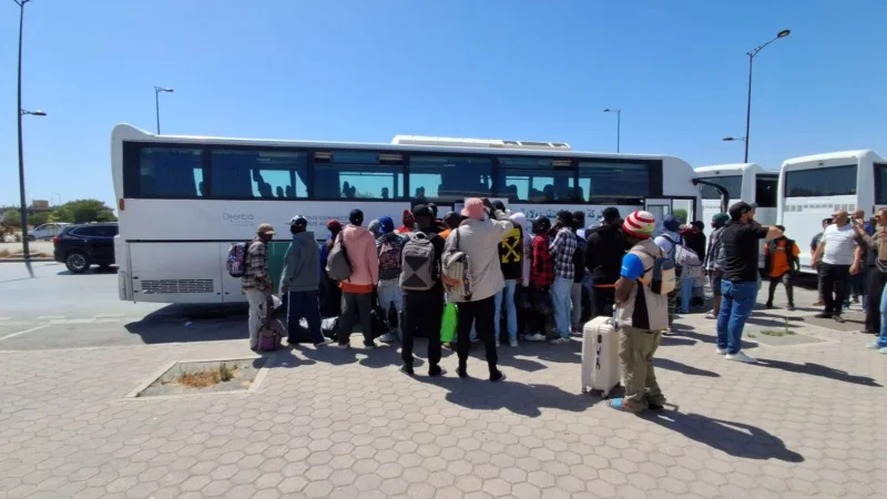 نقل دفعة جديدة من المهاجرين غير النظاميين إلى مخيّ