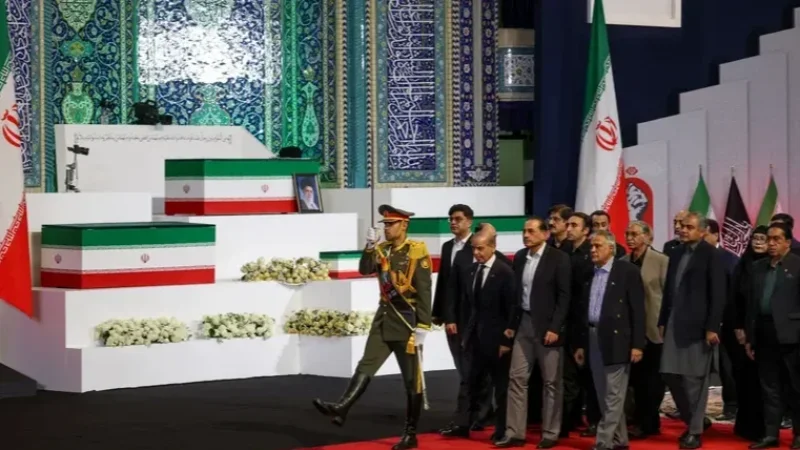 الإيرانيون يتوافدون على طهران لحضور مراسم جنازة خامنئي