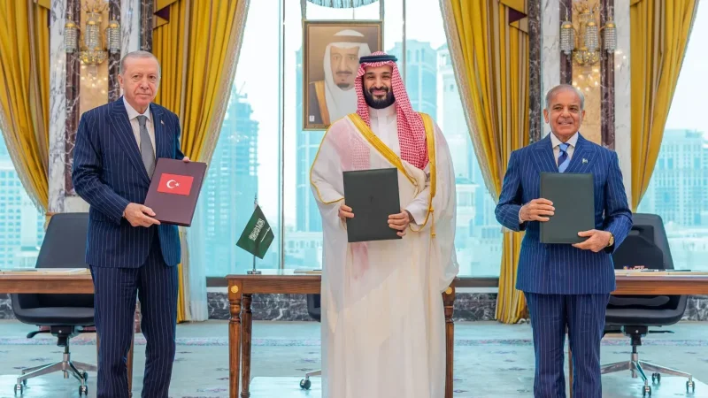 السعودية وتركيا وباكستان تُوقّع 'اتّفاقية مكّة للدفاع المشترك'