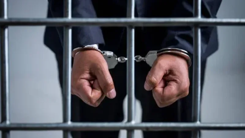 القبض على مُوظّف وزوجته يتزعمان عصابة لسرقة تجهيزات إدارية وبيعها