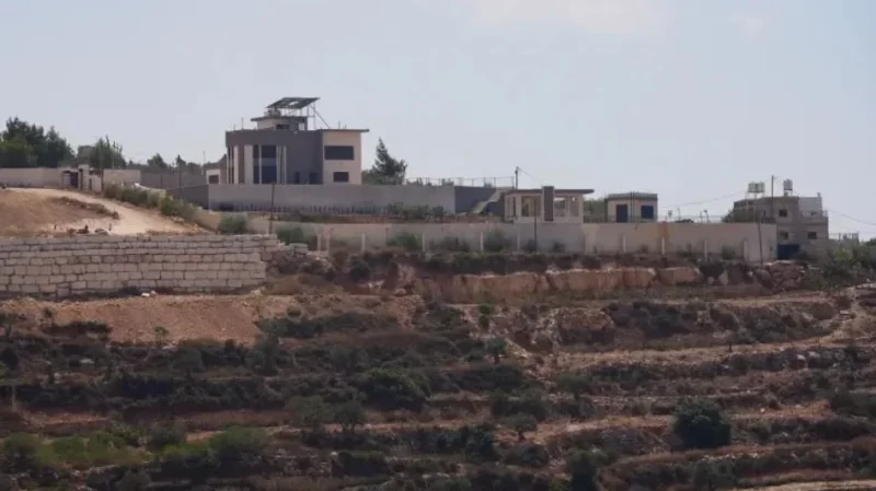 الاحتلال يقتحم بلدة في نابلس ويجبر عائلات فلسطينية على إخلاء منازلها