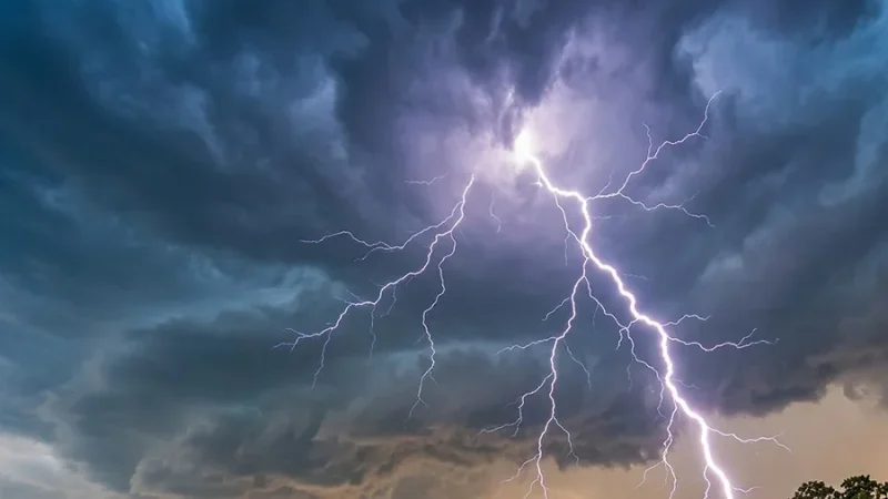 خلايا رعدية وأمطار أحيانا غزيرة بالمناطق الغربية للوسط ليل الثلاثاء