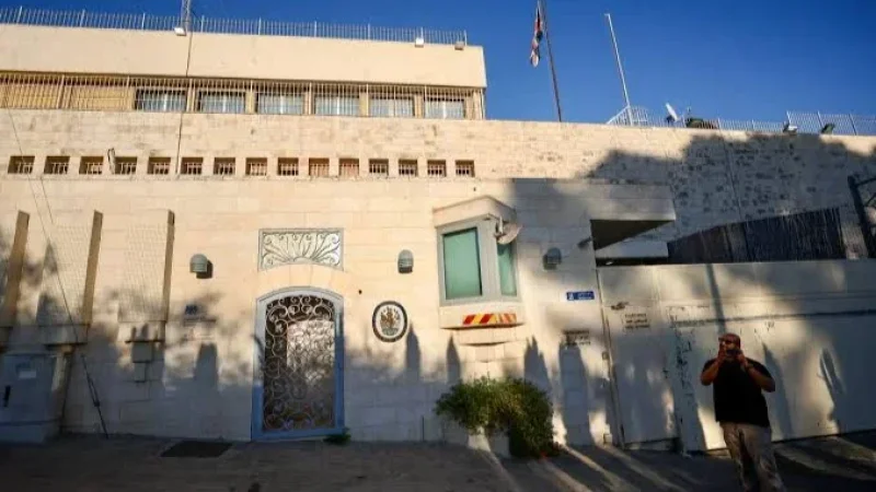 إسرائيل تأمر بإغلاق القنصلية البريطانية بالقدس وتطرد دبلوماسييها