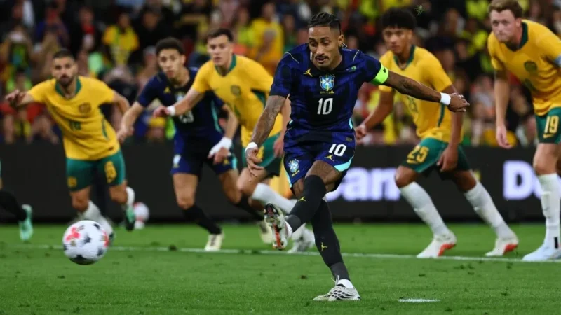 رافينيا يغادر تربص المنتخب البرازيلي بسبب الإصابة ويعود إلى برشلونة