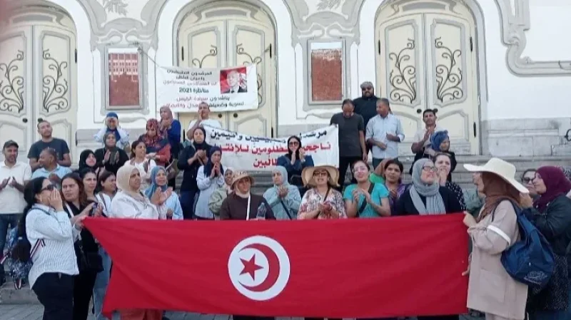 المرشدين والقيمون المعترضون على نتائج مناظرة 2021 يطالبون بتسوية وضعياتهم أمام المسرح البلدي