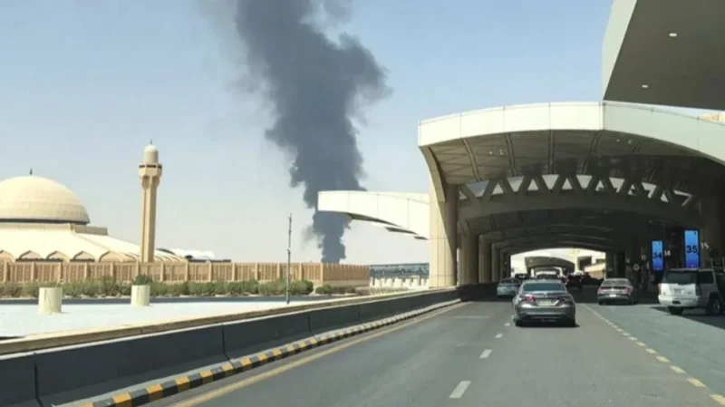 الحوثيون يعلنون استهداف مطار الرياض بصاروخ بالستي