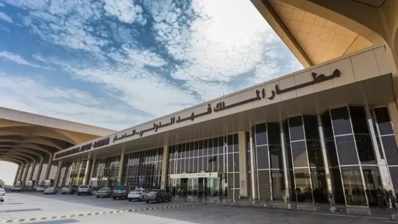 سقوط مقذوف قرب مطار الملك فهد.. واعتراض صاروخ بالستي شرق الرياض