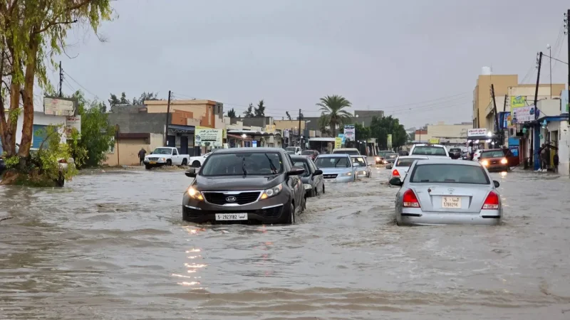 سيول تغمر طرابلس وتودي بحياة موظف صعقا بالكهرباء