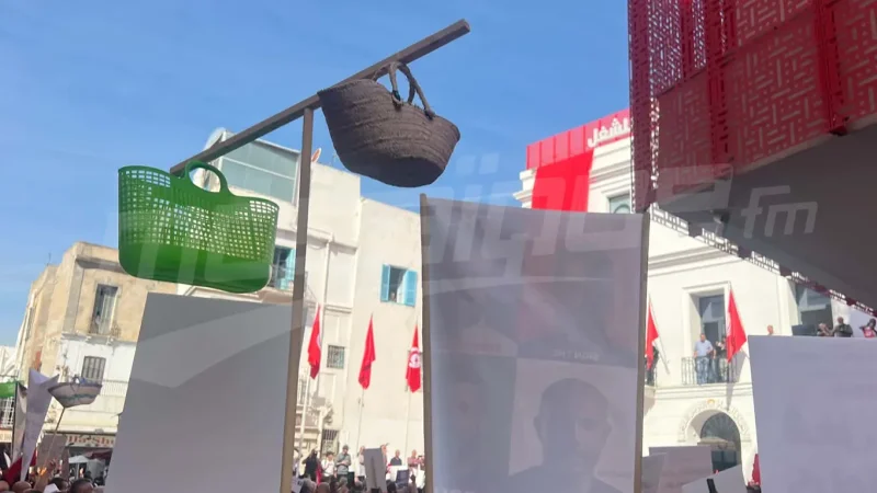 مسيرة 'تونس أولا.. والشعب فوق كل اعتبار' تجوب شوارع العاصمة
