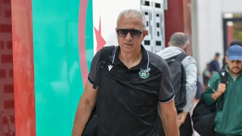 نادي قسنطينة يفاوض مدربًا إيطاليًا.. فهل ينهي علاقته بمنذر الكبيّر؟