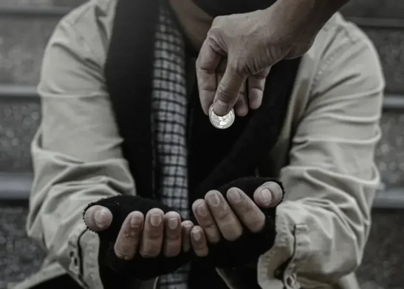 سوسة: ادّعى الإعاقة لاستعطاف المارّة.. بطاقة إيداع بالسجن في حق متسوّل