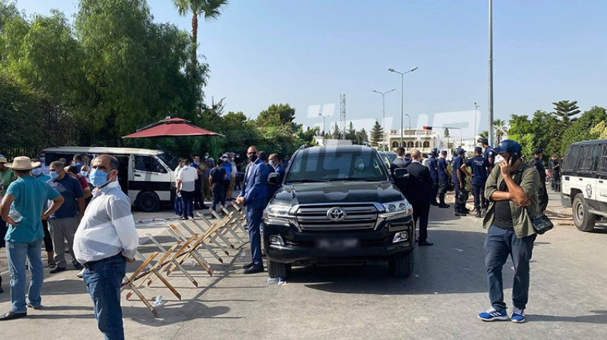 راشد الغنوشي لا يزال في سيارته أمام البرلمان راشد الغنوشي لا يزال في سيارته أمام البرلمان
