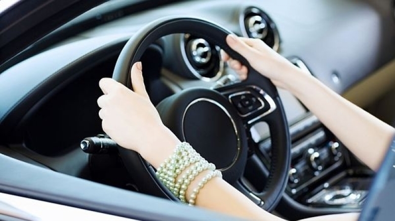 طفلة تدهس زوجين بسيارة والدها وتقتل الأم:ابنة الضحية تطالب بالعدالة طفلة تدهس زوجين بسيارة والدها وتقتل الأم:ابنة الضحية تطالب بالعدالة