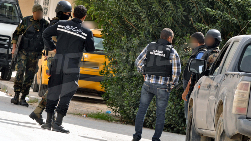القبض على مرتكبي المداهمة المسلحة على منزلين وإصابة عوني حرس