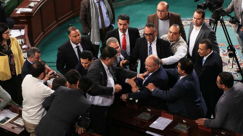 صراخ وتدافع بالأيدي في جلسة التصويت على التمديد لهيئة الحقيقة برلمان