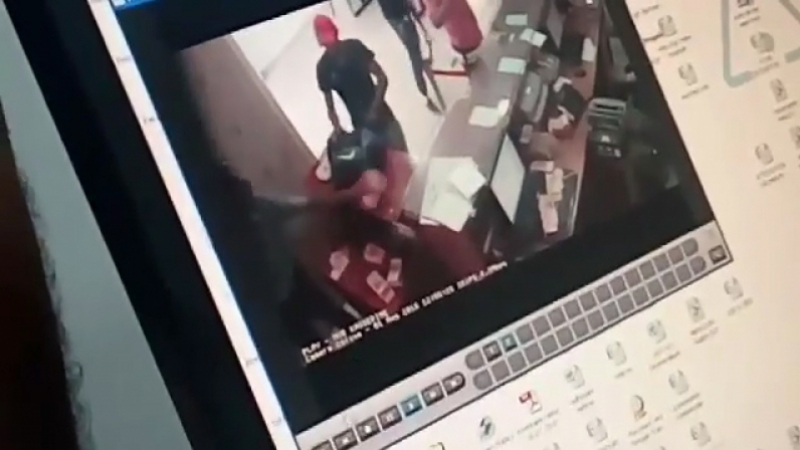 Ø§Ù„ØªØ¹Ø±Ù Ø¹Ù„Ù‰ Ù‡ÙˆÙŠØ© Ø£Ø­Ø¯ Ø§Ù„Ø¥Ø±Ù‡Ø§Ø¨ÙŠÙŠÙ† Ø§Ù„Ù…Ø´Ø§Ø±ÙƒÙŠÙ† ÙÙŠ Ø§Ù„Ø³Ø·Ùˆ Ø¹Ù„Ù‰ Ø¨Ù†Ùƒ ÙÙŠ Ø§Ù„Ù‚ØµØ±ÙŠÙ†