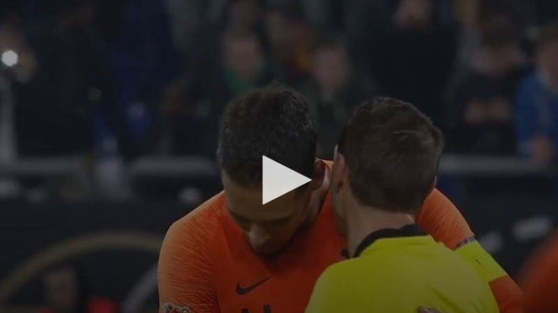 حكم ينفجر باكيا.. ونجم ليفربول يواسيه حكم ينفجر باكيا.. ونجم ليفربول يواسيه