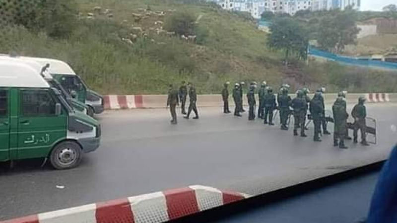 الجزائريون يطالبون باعتقال سعيد بوتفليقة والأمن يغلق المداخل الجزائريون يطالبون باعتقال سعيد بوتفليقة والأمن يغلق المداخل