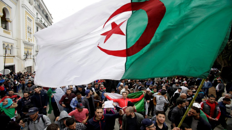 الأمن الجزائري يفرض إجراءات جد مشددة قبل انطلاق الحراك الشعبي الأمن الجزائري يفرض إجراءات جد مشددة قبل انطلاق الحراك الشعبي