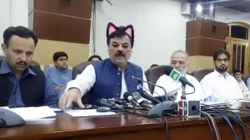 وزير يخرج إلى مشاهديه عبر فايسبوك ''بأذني قطة'' وزير يخرج إلى مشاهديه عبر فايسبوك ''بأذني قطة''