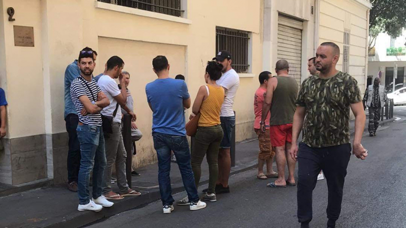 تونسيون يحتجّون أمام قنصلية مارسيليا لإيجاد حل ''لأطفال تطاوين'' تونسيون يحتجّون أمام قنصلية مارسيليا لإيجاد حل ''لأطفال تطاوين''