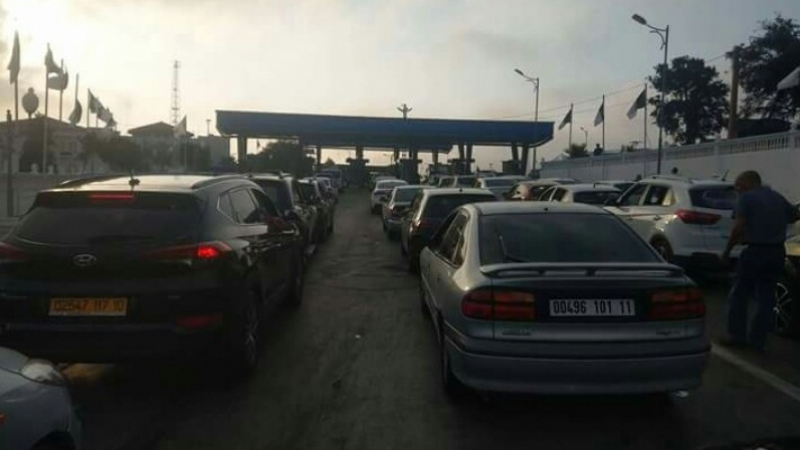 وزير السياحة ينفي منع منتقبات وملتحين جزائريين من دخول تونس وزير السياحة ينفي منع منتقبات وملتحين جزائريين من دخول تونس